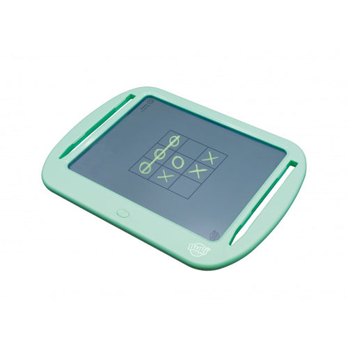 Tablet Buki de cor verde-água com ecrã escuro, mostrando um jogo de jogo da velha (Tic-Tac-Toe) desenhado.