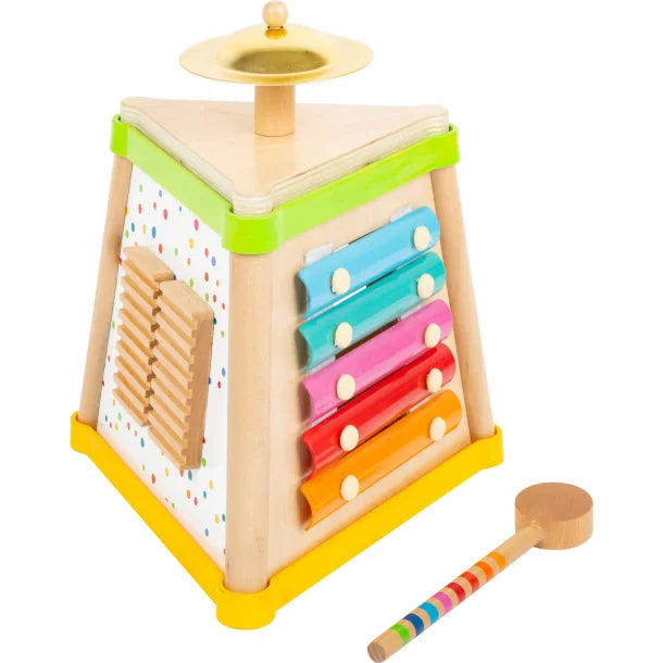 Detalhe do triângulo musical small foot, mostrando os diferentes instrumentos e o martelo de madeira colorido. Brinquedo musical para desenvolvimento sensorial.