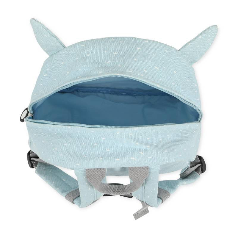 Vista superior da mochila Trixie Alpaca aberta, mostrando o compartimento principal forrado a azul e as alças de transporte.