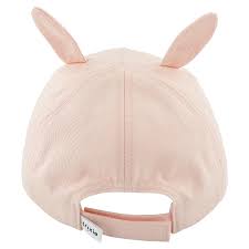 Vista traseira do boné Trixie de coelho rosa, mostrando o fecho de velcro ajustável com etiqueta da marca.