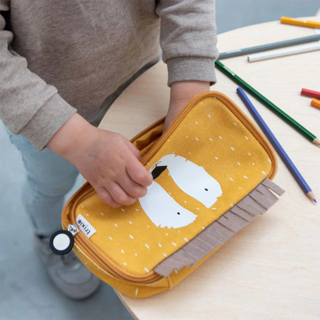 Estojo retangular Trixie Leão, em algodão bege, com fecho, exibindo o rosto sorridente do leão no centro.