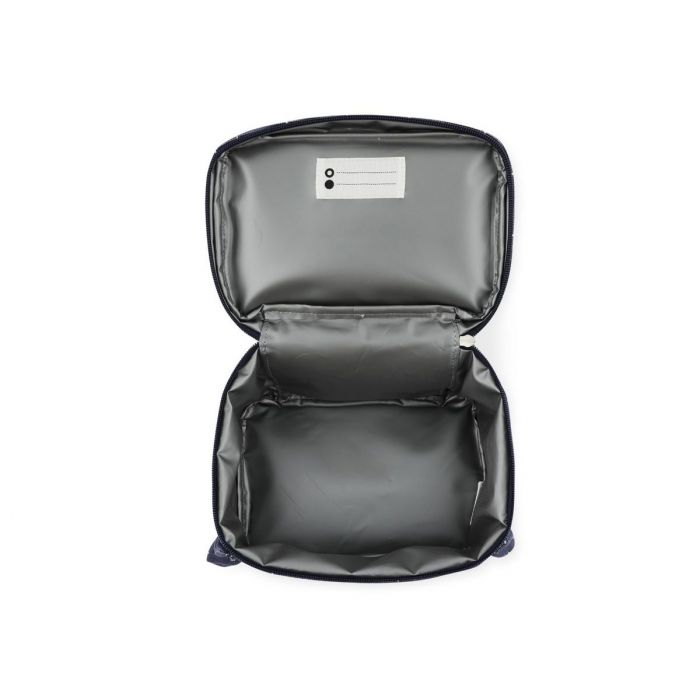 Detalhe da lancheira Trixie Pinguim, focando nas orelhas 3D e no material exterior impermeável de algodão.