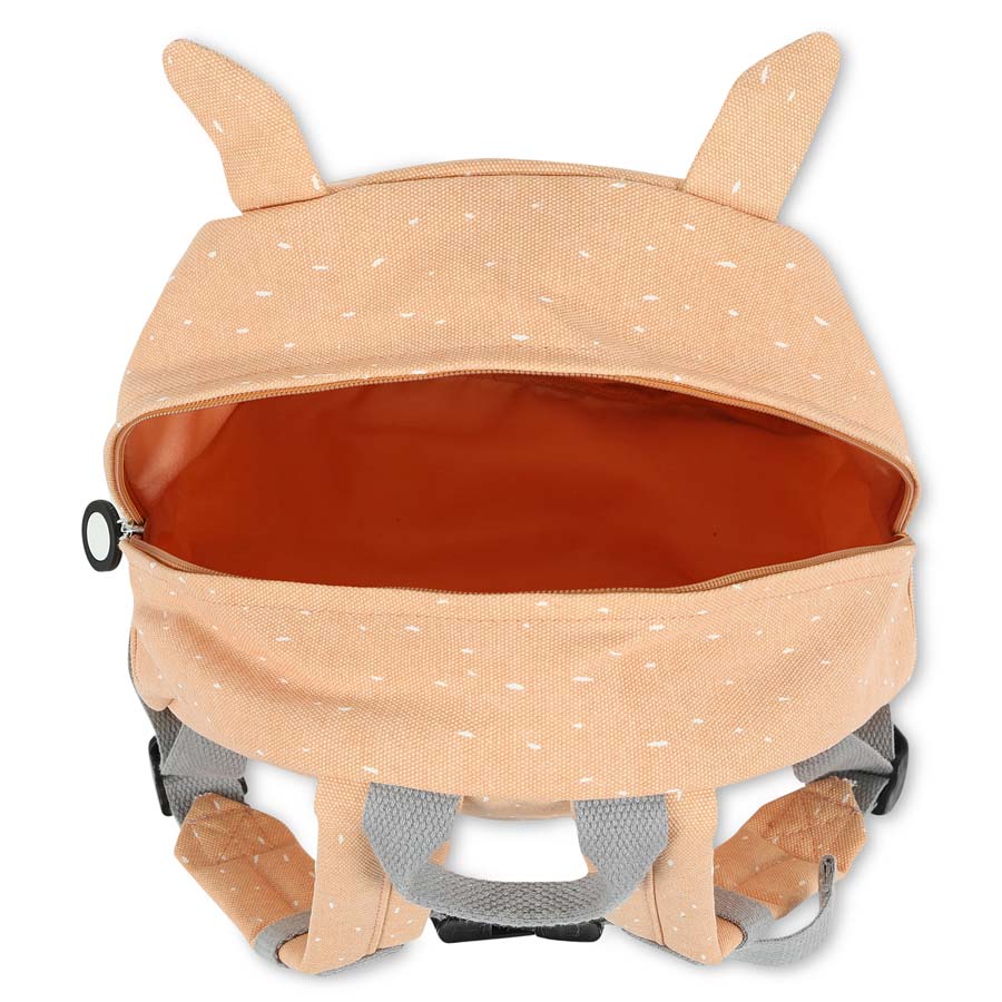 Mochila Trixie Girafa aberta, revelando o compartimento principal com forro laranja e o espaço interior.