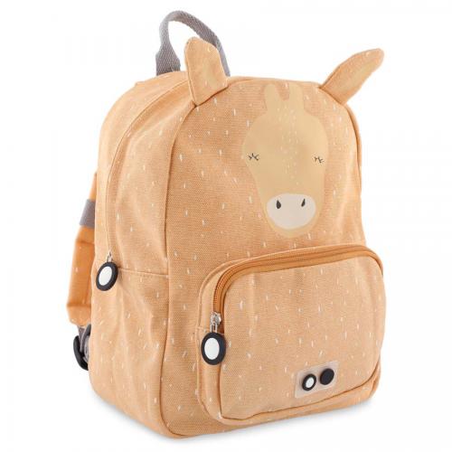 Perspetiva ligeiramente angular da mochila Trixie Girafa, mostrando o bolso frontal e os detalhes laterais das alças.