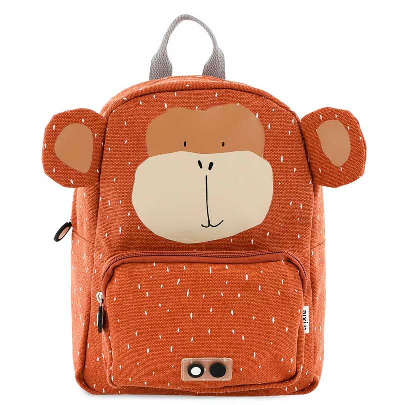 Vista frontal da mochila infantil Trixie com design de macaco em tecido laranja salpicado, destacando o rosto simpático.