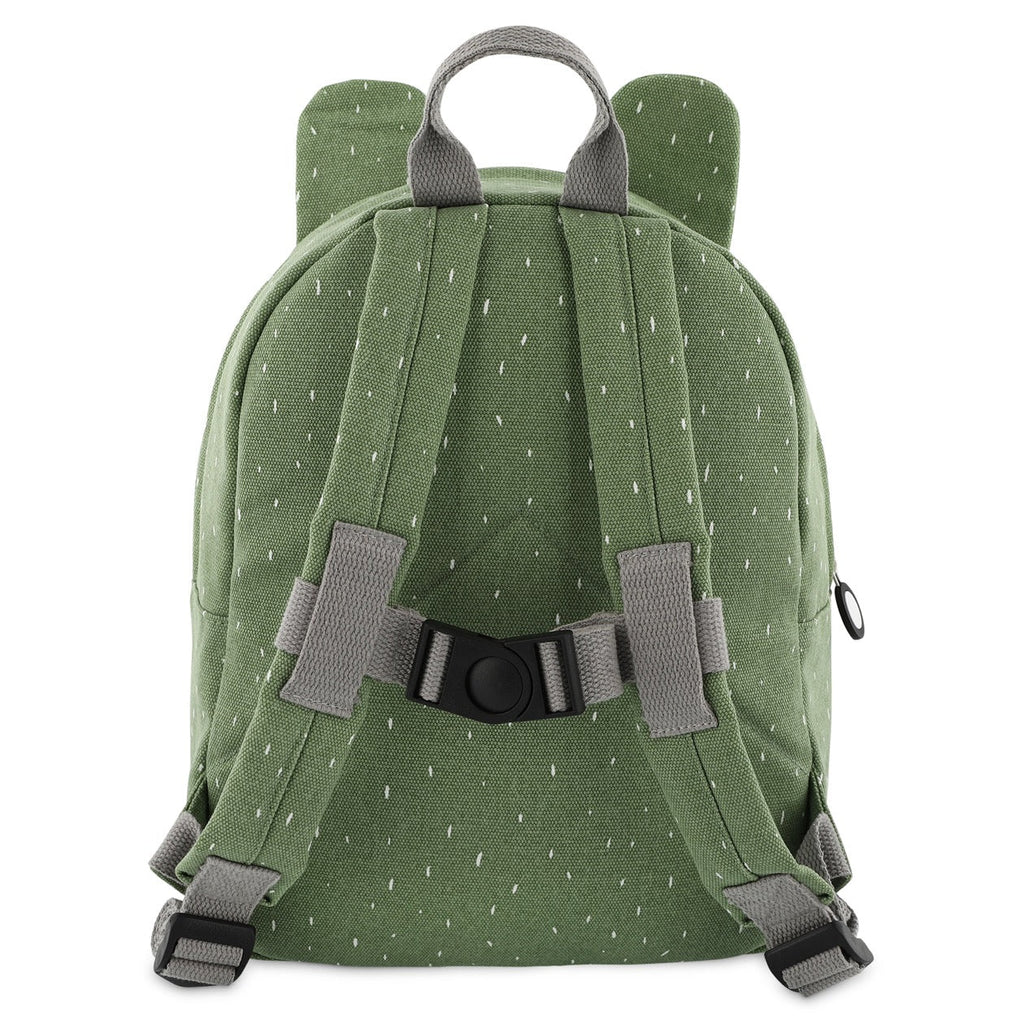 Detalhe do fecho zíper e da fivela peitoral da mochila Trixie Sapo, mostrando a funcionalidade para crianças.