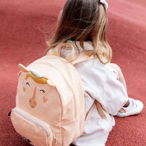 Interior da mochila Trixie Unicórnio, destacando o forro e o compartimento principal com fecho de correr para lanches e brinquedos.