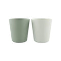 Pack de 2 copos infantis Trixie Olive, um verde-azeitona e um branco, vistos de frente sobre fundo branco.
