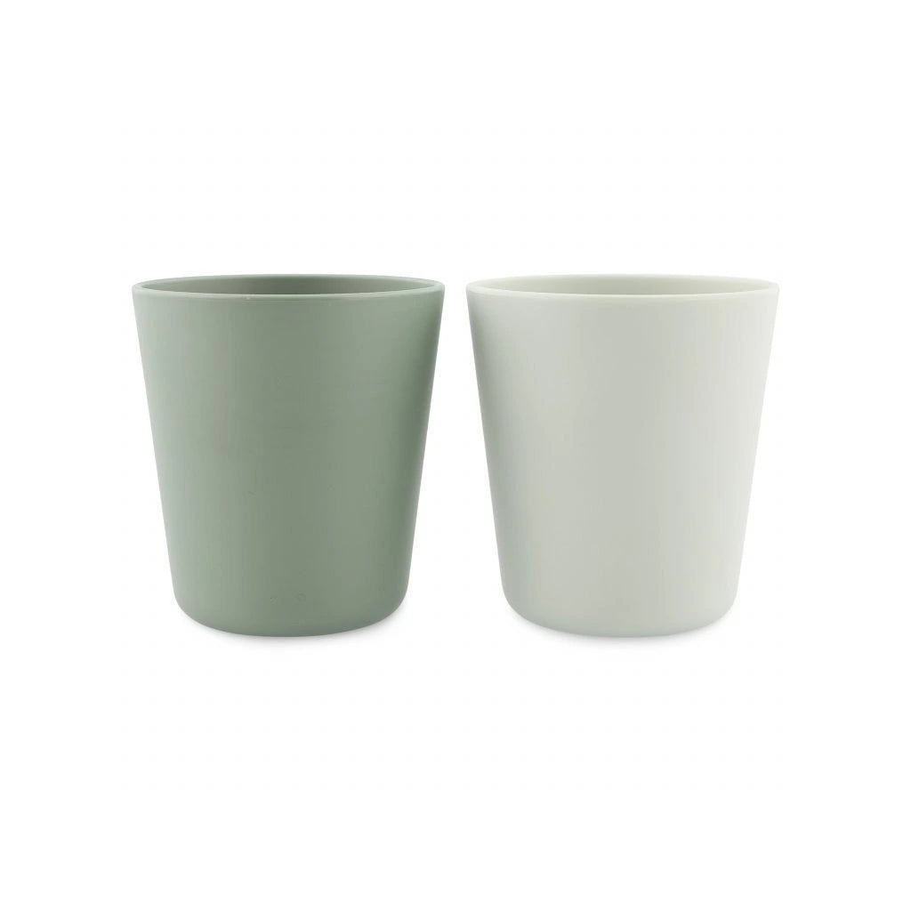 Pack de 2 copos infantis Trixie Olive, um verde-azeitona e um branco, vistos de frente sobre fundo branco.