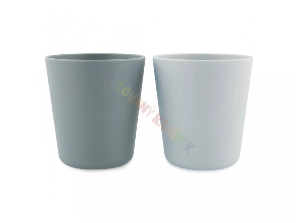 Pack de 2 copos infantis Trixie cor petróleo, um cinzento escuro e outro azul claro, fabricados em PLA vegetal.