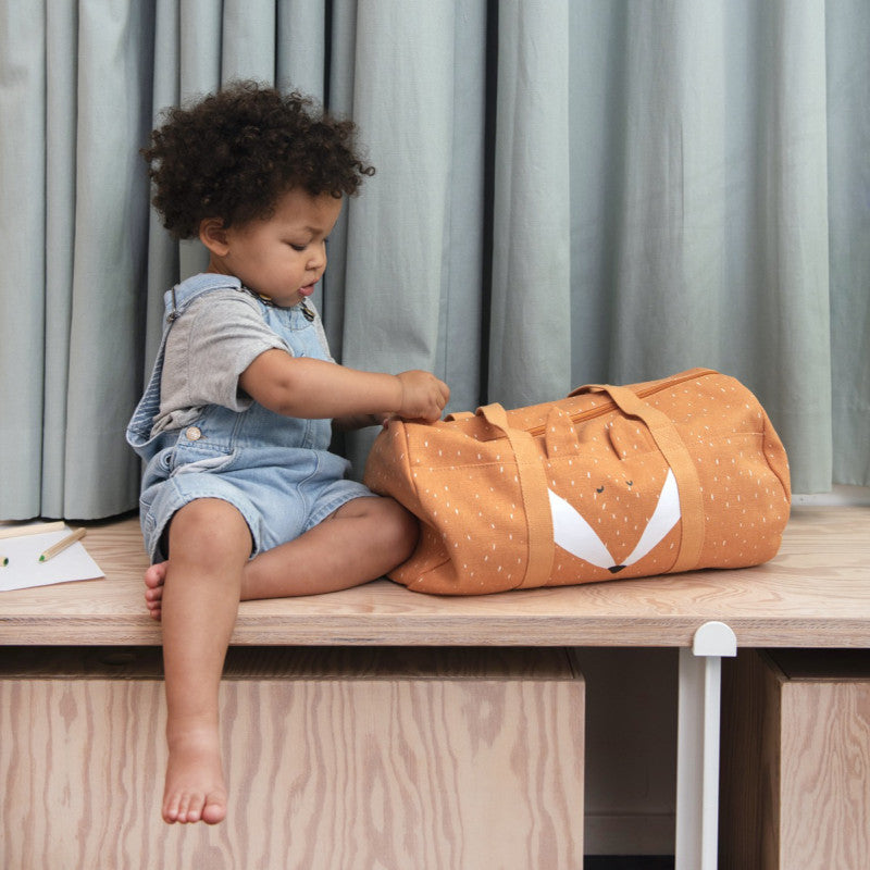 Detalhe do rosto da raposa no saco Trixie, com olhos bordados e focinho em relevo, mostrando o design divertido.