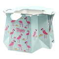Orinal portátil Tron desdobrado, com padrão de flamingos cor-de-rosa sobre fundo azul claro, pronto a usar em viagens.