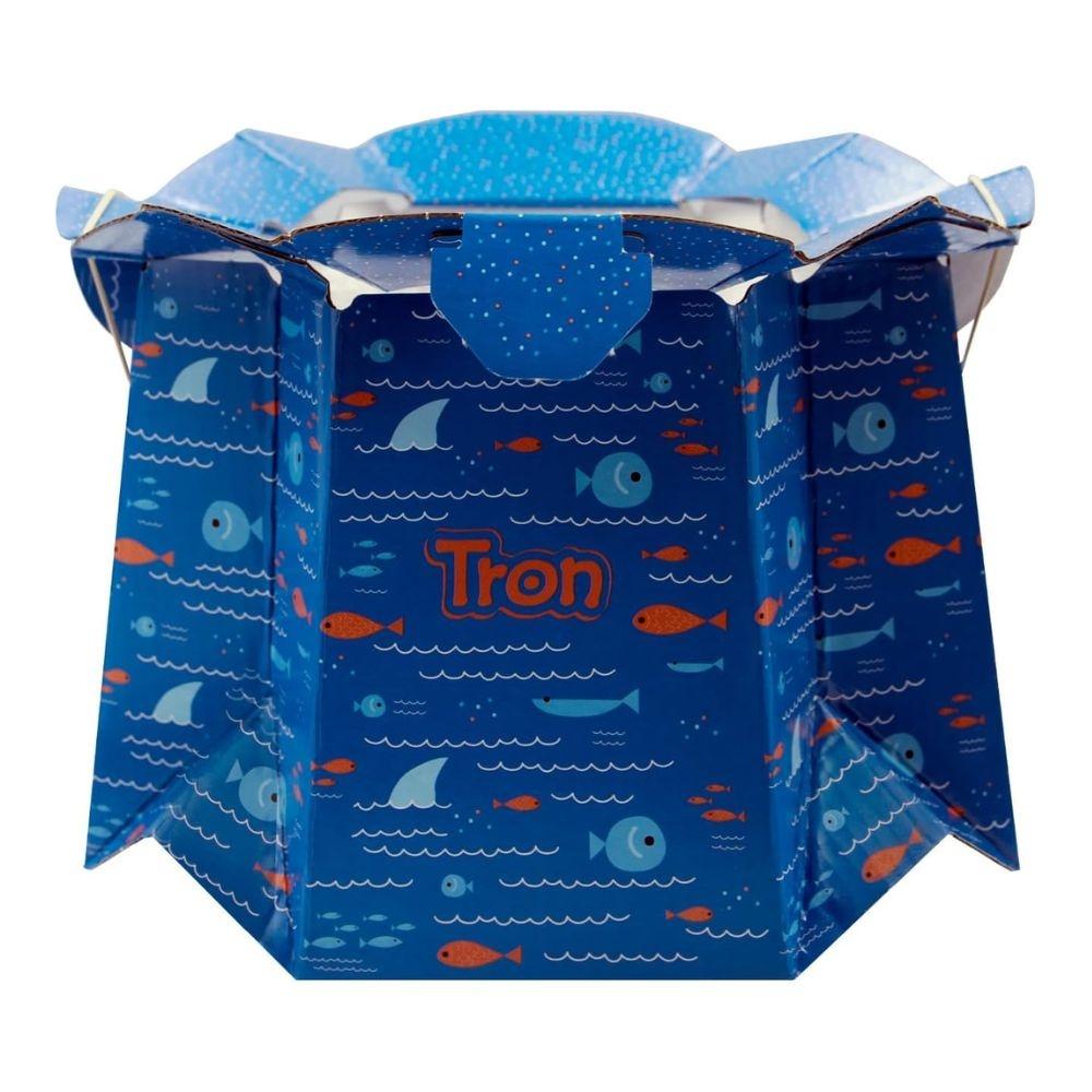 Sanita pote portátil Tron desdobrada, com design azul marinho com ondas, peixes e tubarões, ideal para reforçar a autonomia.
