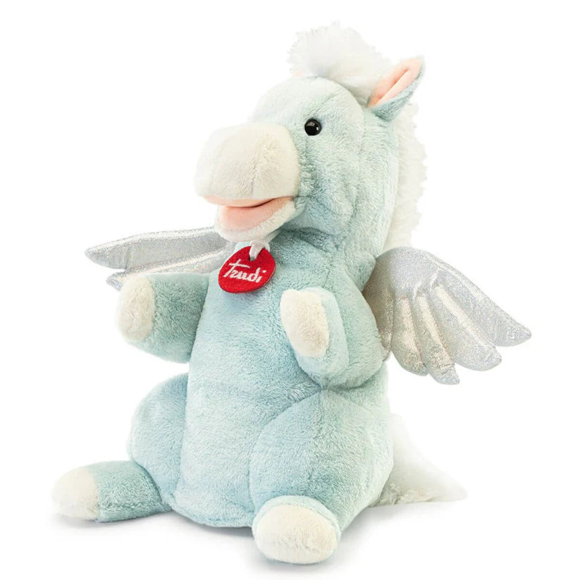 Fantoche Trudi Pégaso de peluche azul claro, muito suave, com asas prateadas brilhantes e etiqueta vermelha da marca ao pescoço.