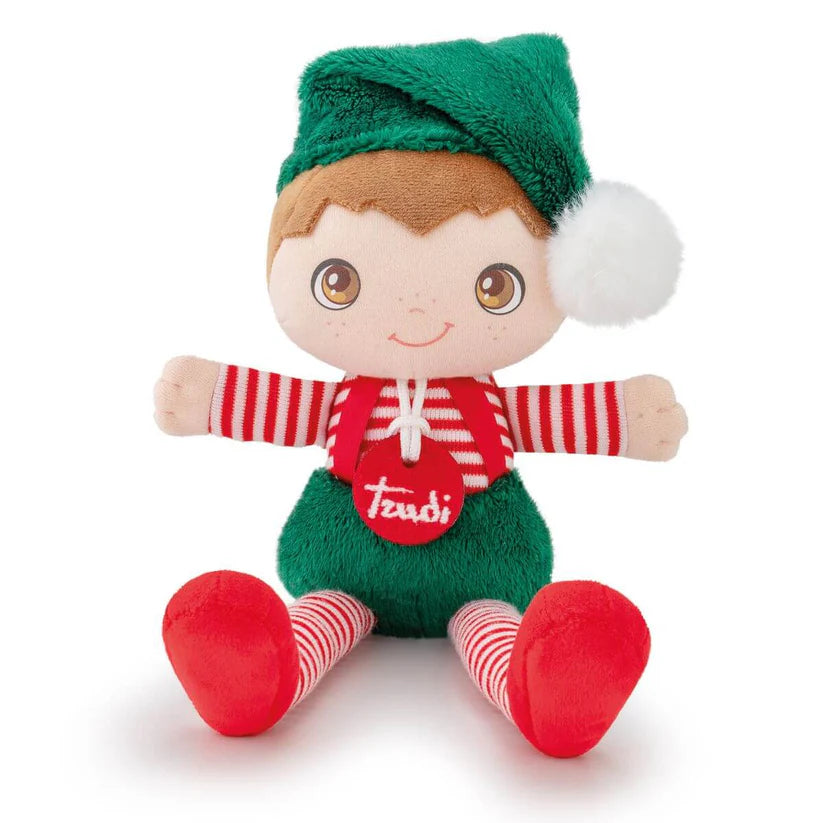 Peluche Trudi Elfo Rudy sentado de frente, com gorro verde, camisola às riscas vermelhas e brancas e calções verdes.