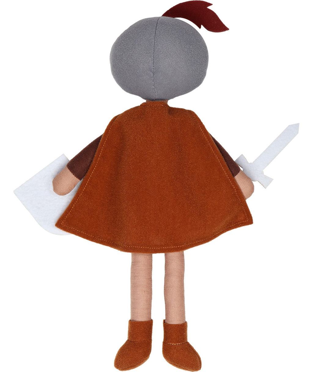 Vista traseira do peluche Cavaleiro Kai, mostrando a capa castanha, capacete cinzento com penacho vermelho e as pernas.