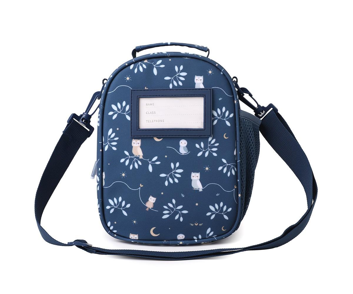 Bolsa lancheira térmica Tutete Magical Forest azul escura, com padrão de corujas e folhagem, e etiqueta de identificação na frente.