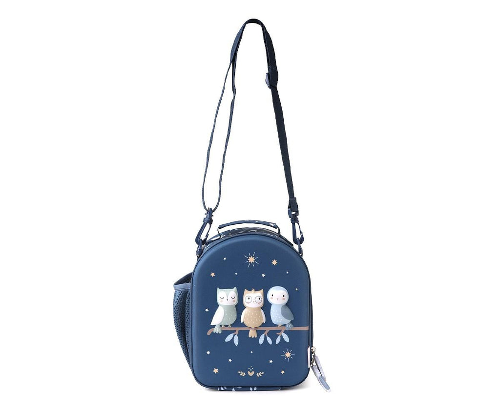 Bolsa lancheira térmica Tutete Magical Forest azul escura pendurada pela alça longa ajustável, mostrando o bolso lateral de malha.