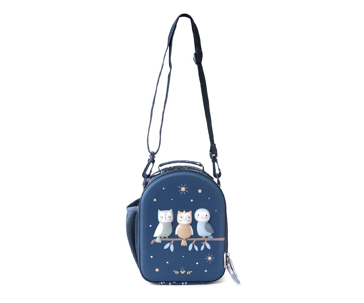 Bolsa lancheira térmica Tutete Magical Forest azul escura pendurada pela alça longa ajustável, mostrando o bolso lateral de malha.
