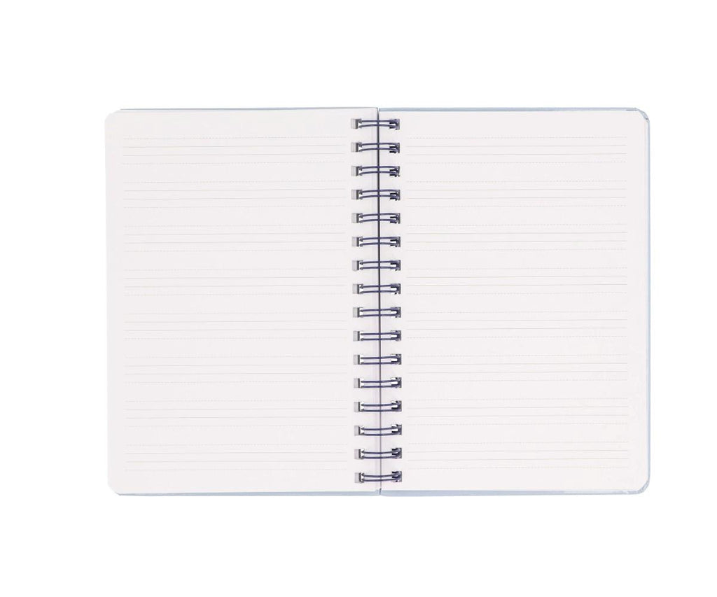 Interior aberto do Caderno Escolar Tutete, mostrando páginas pautadas com espiral dupla azul, ideal para escrita.