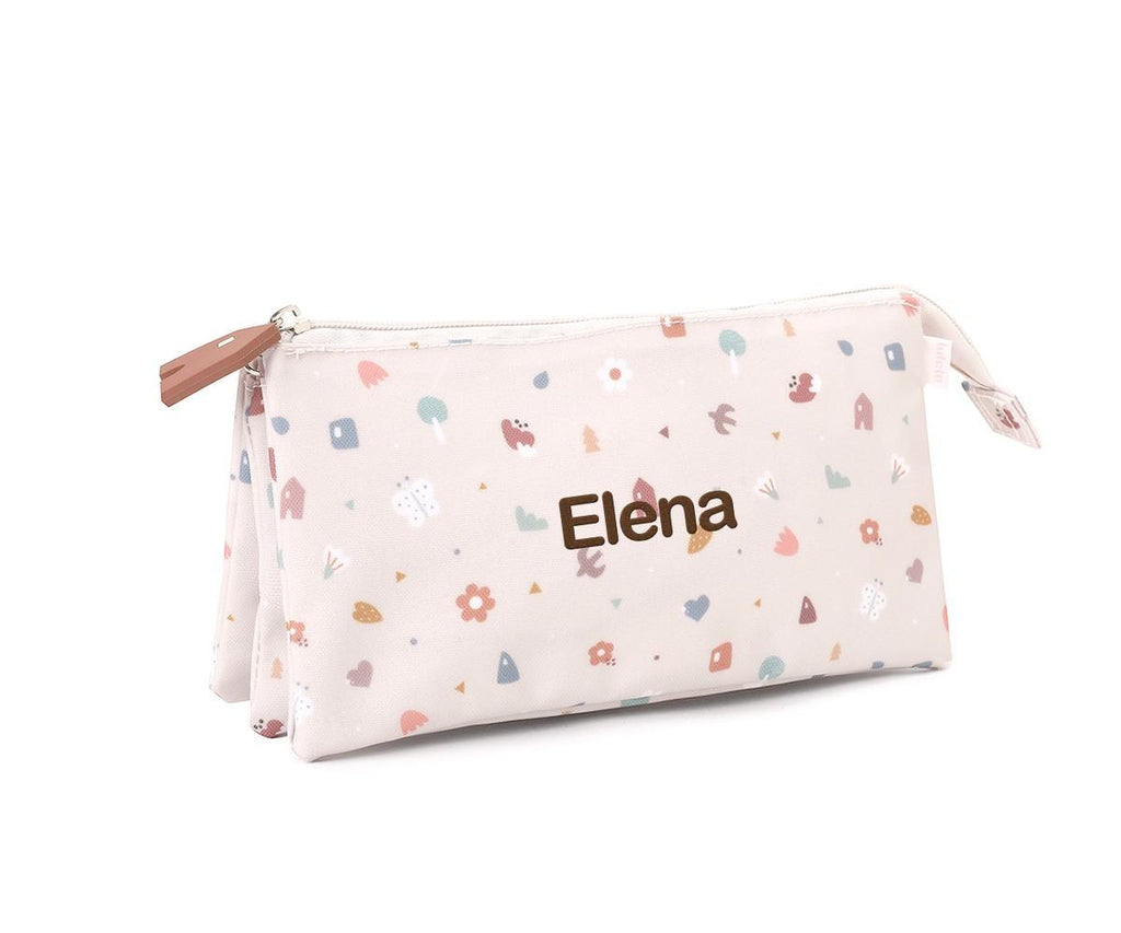Estojo Tutete de 3 compartimentos em tecido bege claro, estampado com pequenos motivos coloridos e personalizado com o nome "Elena" em castanho.