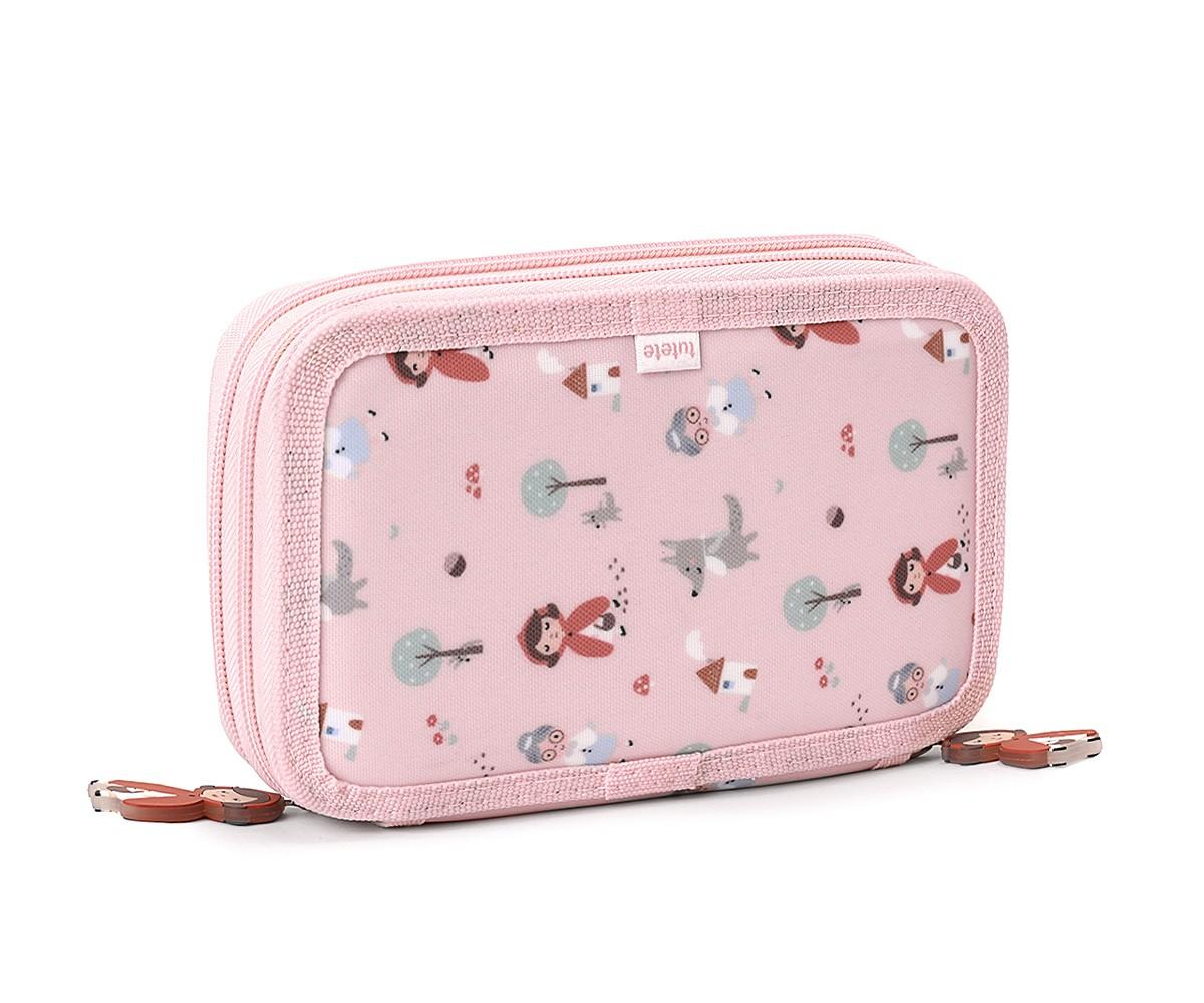 Estojo Plumier Duplo Tutete rosa com padrão de contos de fadas (Chapeuzinho Vermelho e lobo), fechos visíveis e puxadores de silicone.