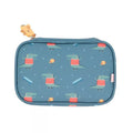 Bolsa de medicamentos Tutete com padrão de crocodilos sorridentes em camisola listrada, fundo azul, com puxador de crocodilo em silicone.