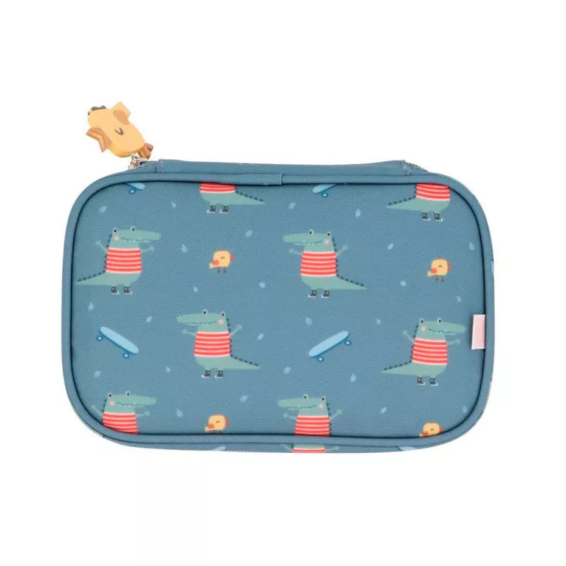 Bolsa de medicamentos Tutete com padrão de crocodilos sorridentes em camisola listrada, fundo azul, com puxador de crocodilo em silicone.