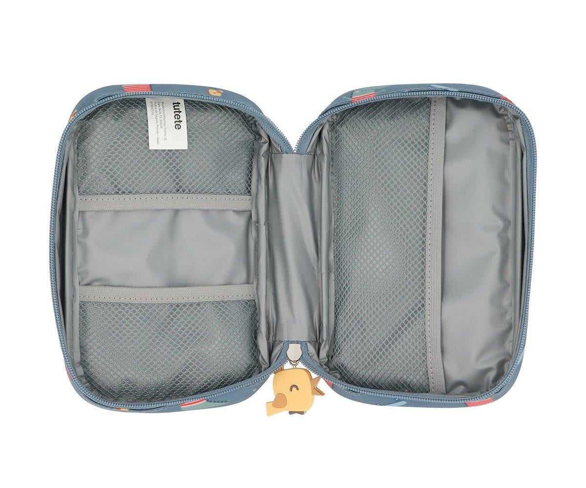 Interior da bolsa Tutete aberta, mostrando forro térmico, três bolsos organizadores em rede e fecho de correr com puxador de pássaro em silicone.