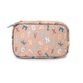 Bolsa de medicamentos Tutete Funny Letters, fechada, em tecido bege com padrão de letras coloridas e puxador de silicone.