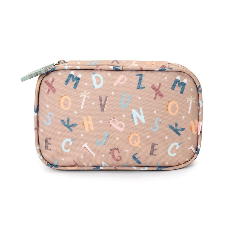 Bolsa de medicamentos Tutete Funny Letters, fechada, em tecido bege com padrão de letras coloridas e puxador de silicone.