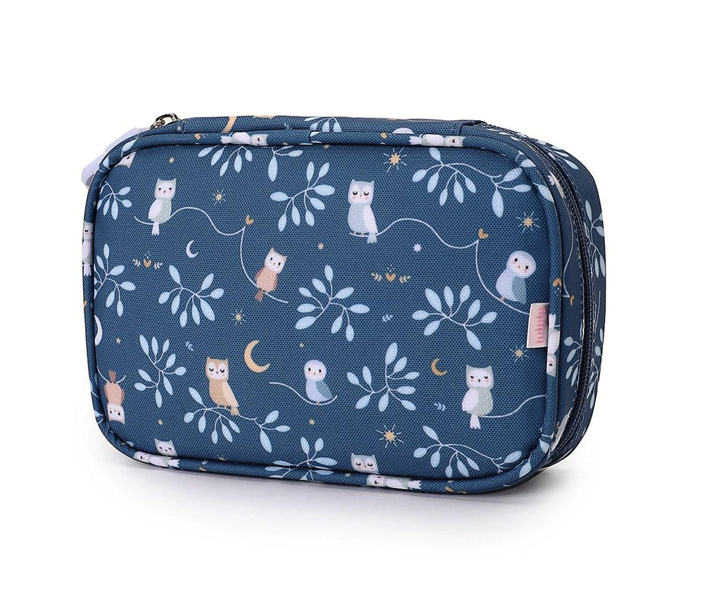 Bolsa térmica Tutete "Magical Forest" azul-escuro com corujas, ligeiramente inclinada, destacando o design exterior e o puxador de silicone.