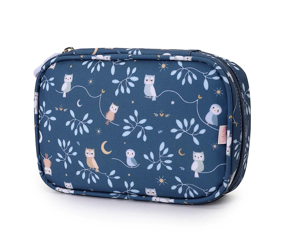 Bolsa térmica Tutete "Magical Forest" azul-escuro com corujas, ligeiramente inclinada, destacando o design exterior e o puxador de silicone.