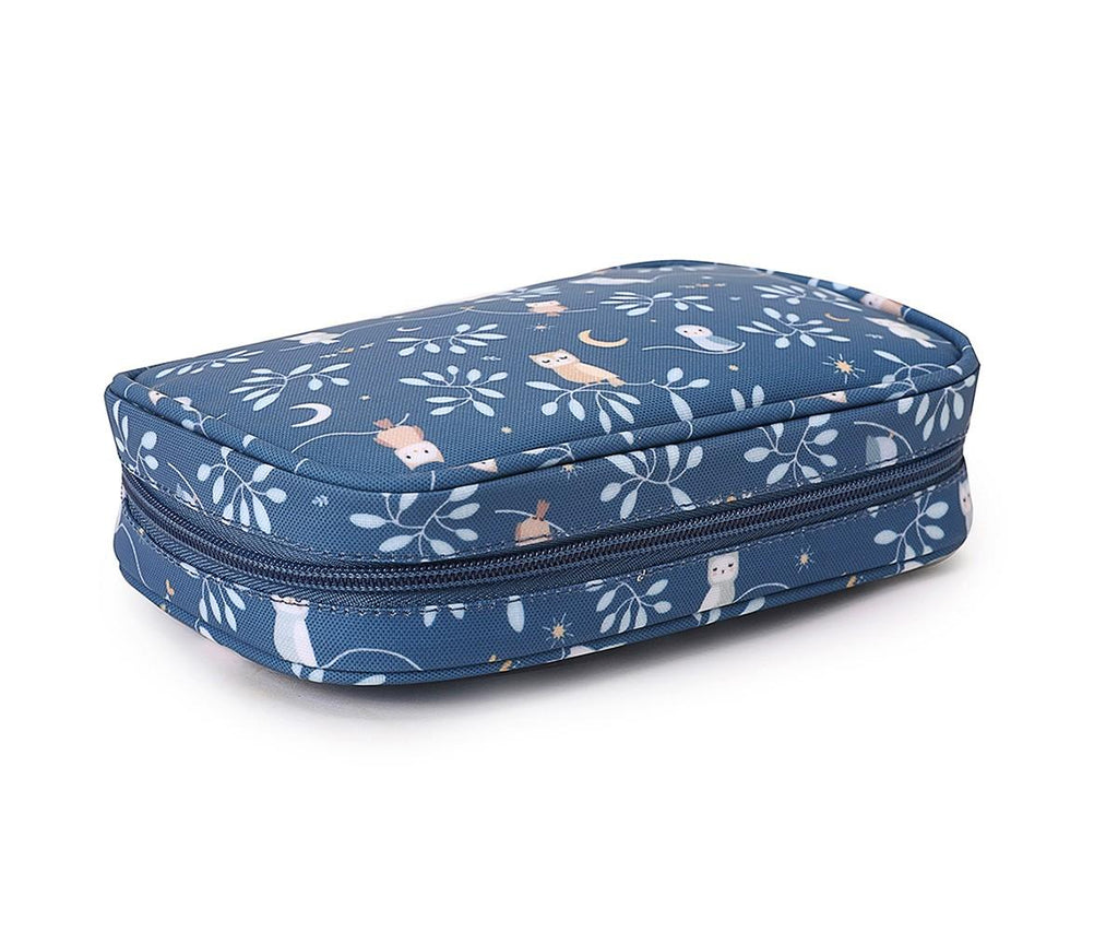 Perspetiva lateral da bolsa térmica Tutete azul com padrão de corujas, mostrando a forma retangular e o fecho de correr.