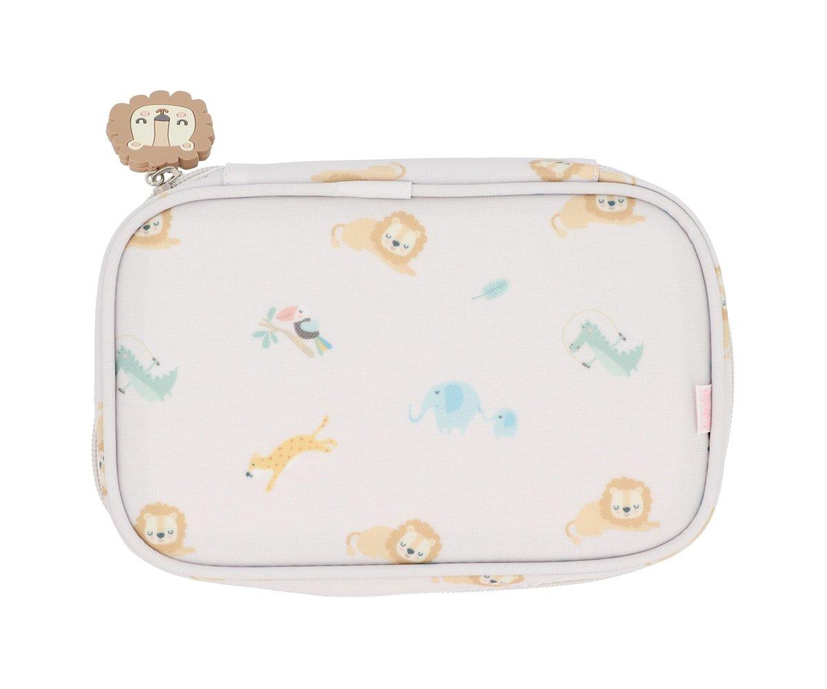 Bolsa de medicamentos Tutete Savannah fechada, em tecido claro com estampado de animais da selva e puxador em silicone de leão.