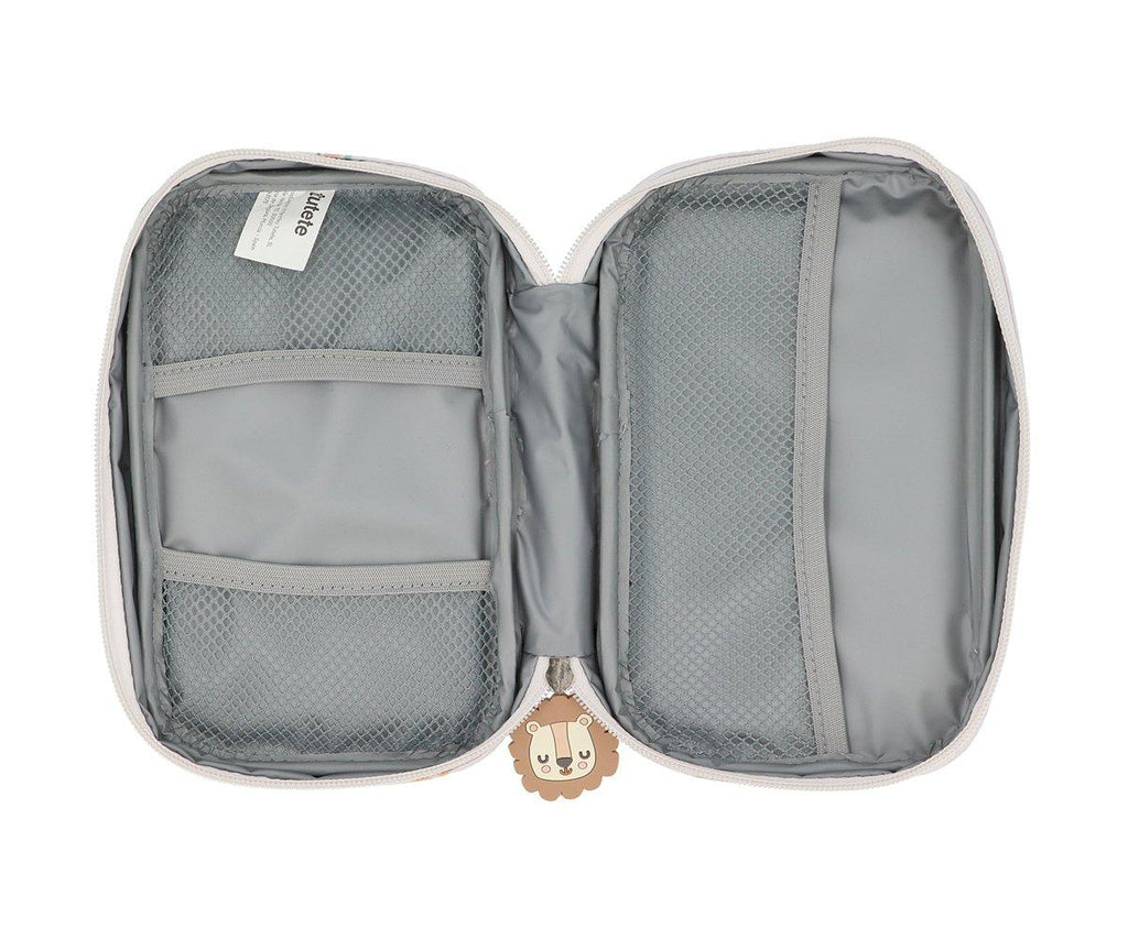 Interior da bolsa Tutete Savannah aberta, mostrando revestimento impermeável e três bolsos de rede cinzentos para organização de medicamentos.