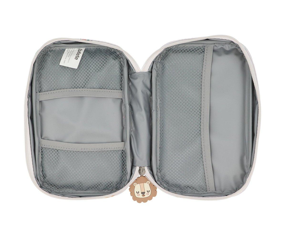 Interior da bolsa Tutete Savannah aberta, mostrando revestimento impermeável e três bolsos de rede cinzentos para organização de medicamentos.