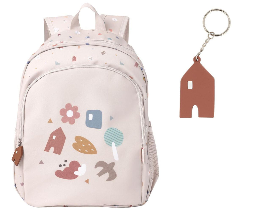 Mochila escolar Tutete Geometric Nature em bege claro com padrão de natureza e porta-chaves castanho em forma de casa, isolados em fundo branco.