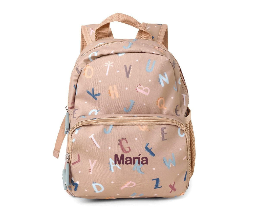 Vista frontal da mochila infantil Tutete bege com padrão de letras coloridas e personalização com o nome "María".