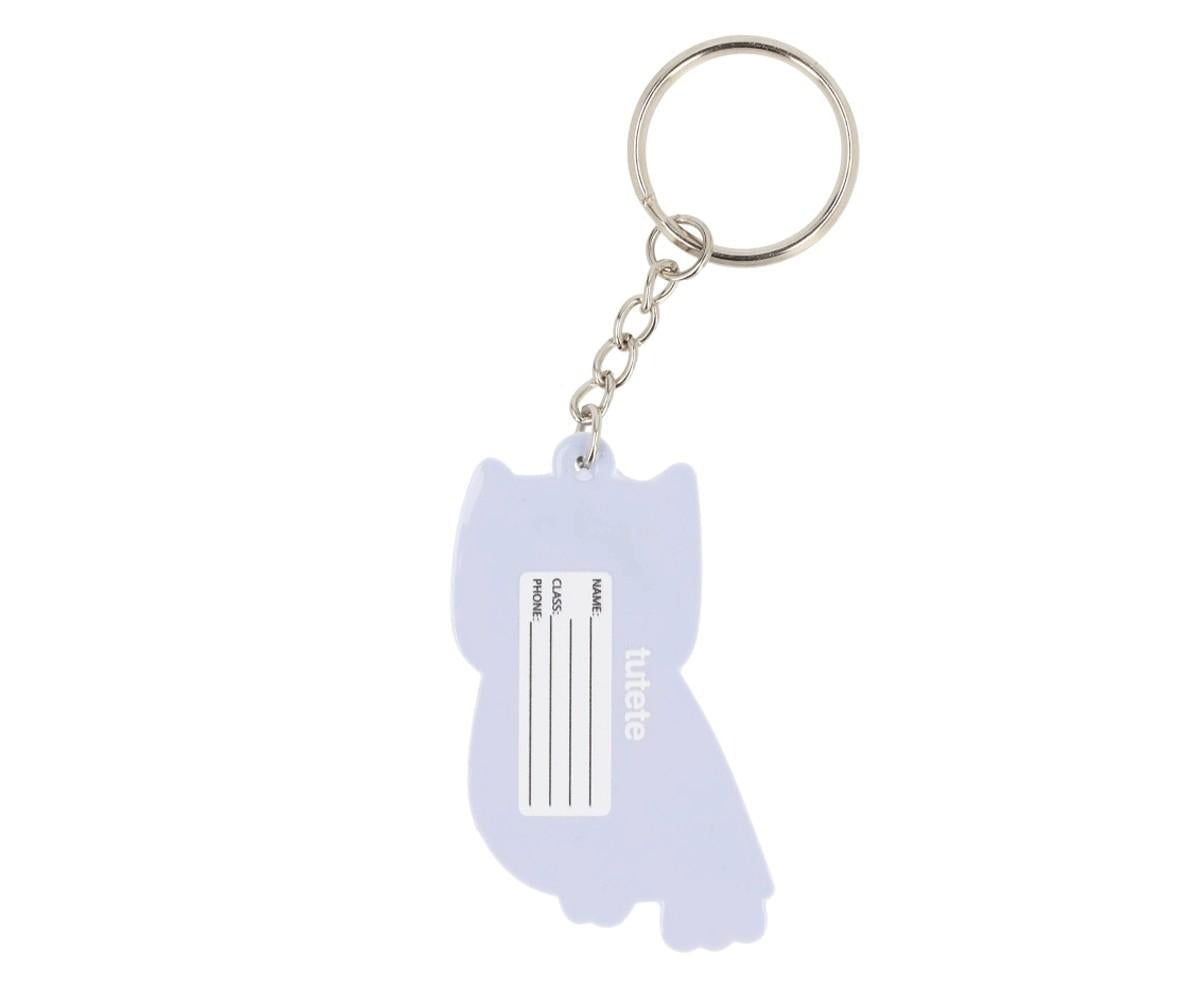 Porta-chaves personalizável em forma de coruja branca com espaço para preencher nome, turma e telefone, com argola metálica.