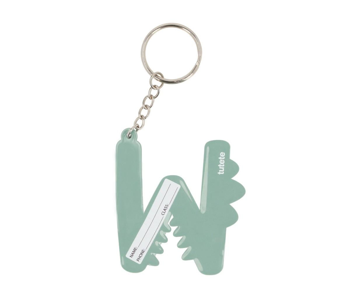Porta-chaves personalizável da Tutete em forma da letra 'W' verde-água, com etiqueta para nome e fecho de argola.