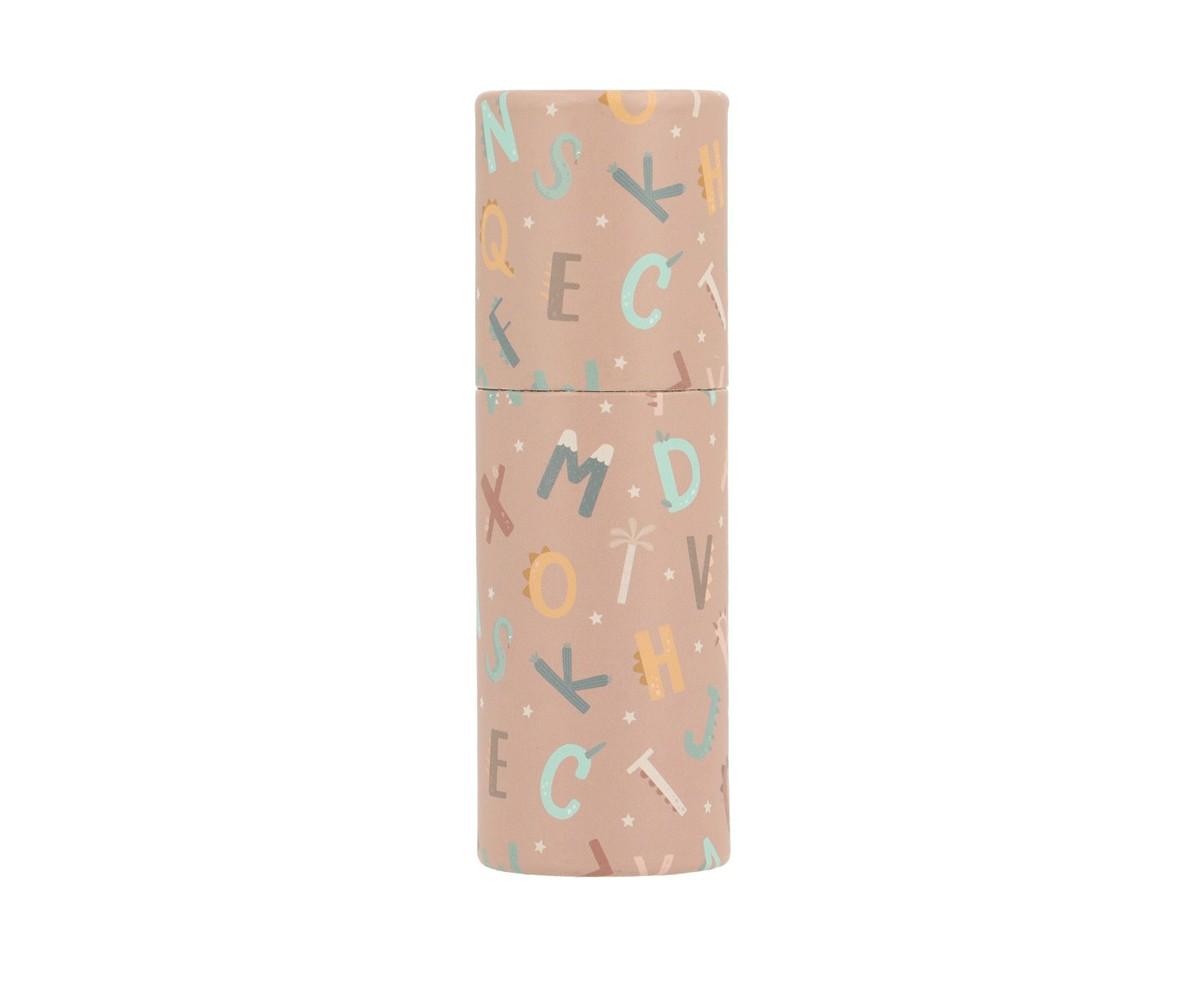 Tubo de lápis Tutete em cartão bege claro decorado com letras coloridas do alfabeto, ideal para material escolar.