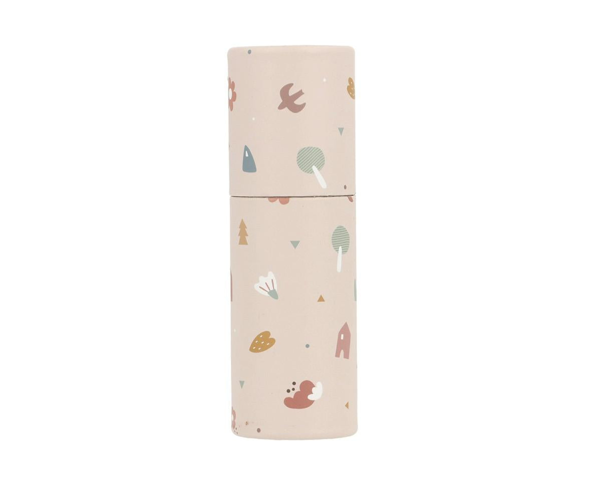 Tubo de lápis Tutete com decoração de natureza suave, incluindo pequenos animais, árvores e flores, em tons pastel.