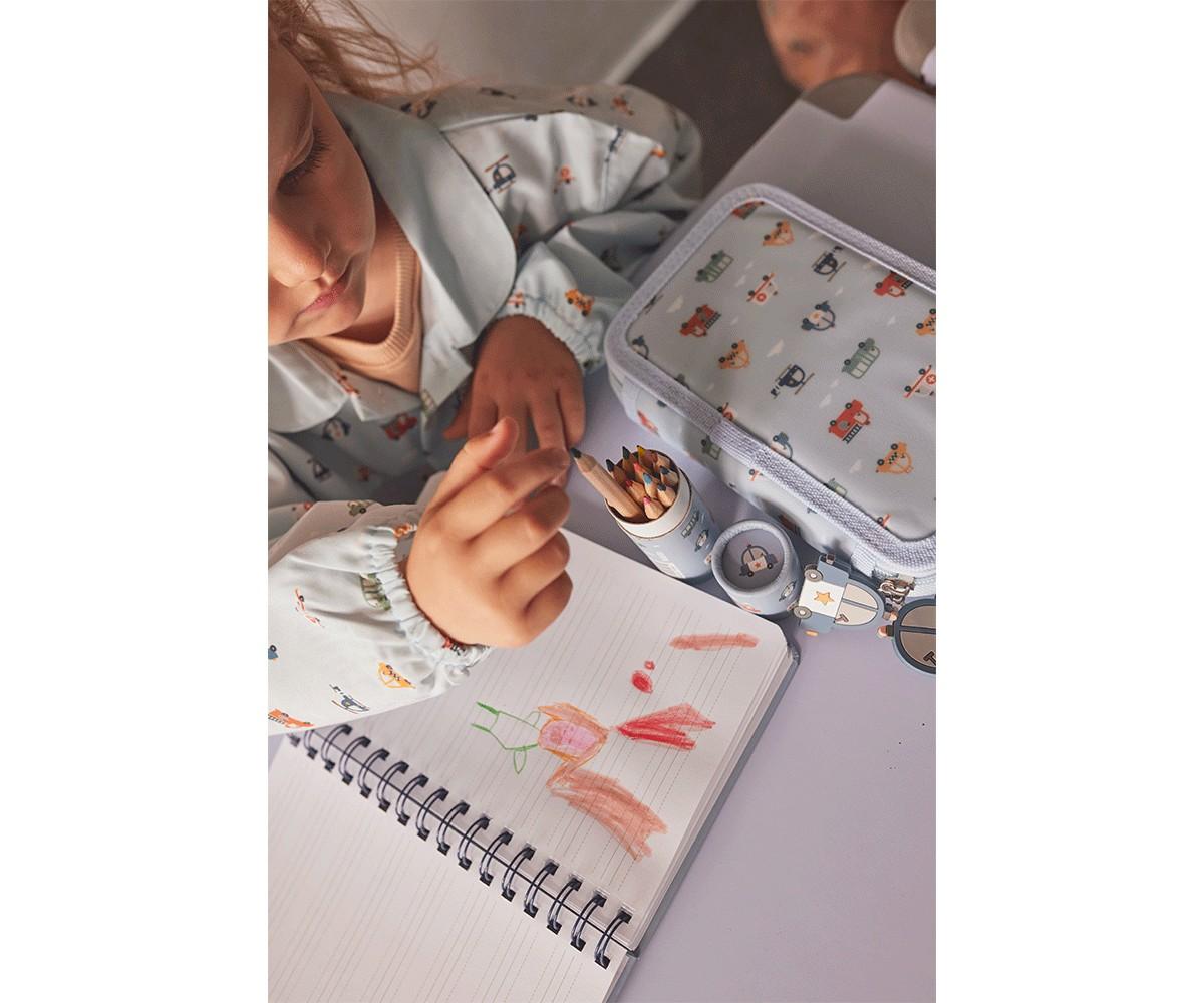 Detalhe de mãos pequenas a colorir um desenho com lápis de cor retirados do tubo Tutete, mostrando o uso prático do conjunto.