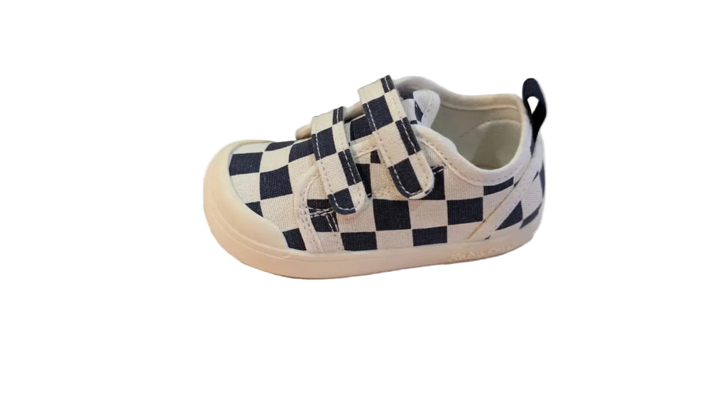 Sapatilha infantil Chetto em lona xadrez azul com tiras de velcro ajustáveis para calçar autónomo.
