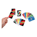 Mão a segurar uma carta UNO, com várias cartas do jogo espalhadas, incluindo cartas de ação e números coloridos, sobre fundo branco.