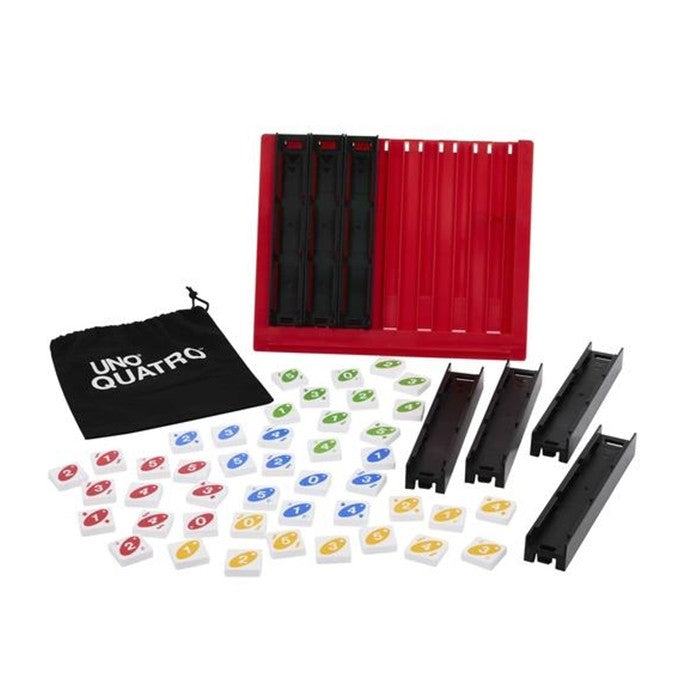 Componentes completos do jogo UNO Quatro: tabuleiro, 7 tabuleiros deslizantes, saco de transporte e todas as 44 peças espalhadas.