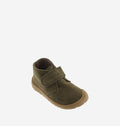 Botins barefoot infantil Victoria em pele verde kaki com fecho de velcro e sola flexível