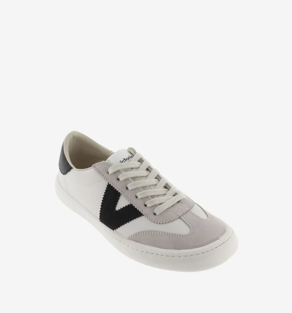 Sapatilha Victoria Barefoot OLMO adulta, cor negro/branco, vista de três quartos, com logo 'V' lateral preto e atacadores claros.