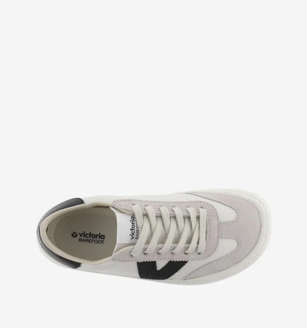 Vista superior da sapatilha Victoria Barefoot OLMO, mostrando o interior com a marca e a palmilha, e o design dos atacadores e biqueira.